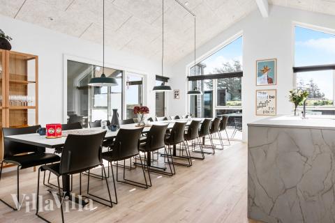 Det stora ljusa vardagsrummet i lyxstuga nr 682 för 18.