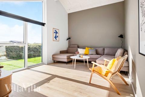 Soffhörnan i lyxstuga 682 i Nordjylland.