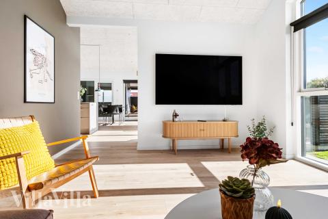 I soffhörnan i lyxstuga 682 i Nordjylland kan ni spela brädspel eller titta på film tillsammans.