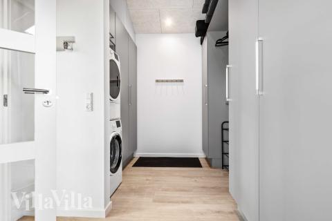 Den rymliga entrén i lyxstuga nr 682 i Nordjylland