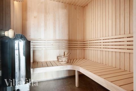 Njut av bastuvärmen i lyxstuga nr 682 för 18 personer