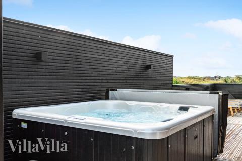 Njut av spabadets värme i lyxstuga nr 682 i Nordjylland