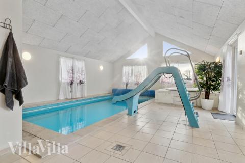 Sommarstuga 220 är inredd med en smakfull poolavdelning som har vattenrutschbana, ett stort inbyggt spapad och bastu