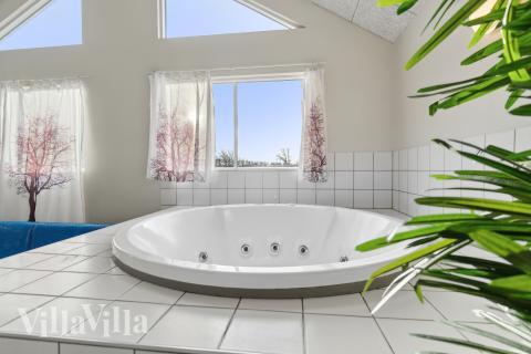 Njut av spabadets värme i lyxstuga nr 220 i Fyn och öar