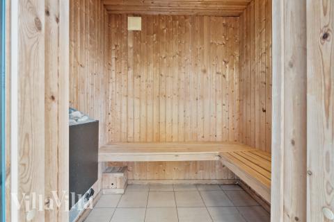 Njut av bastuvärmen i lyxstuga nr 220 för 20 personer