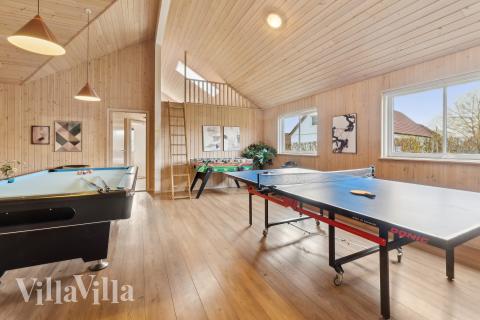 Lyxstuga 220 för 20 personer har ett stort aktivitetsrum med bl.a. biljard och dart