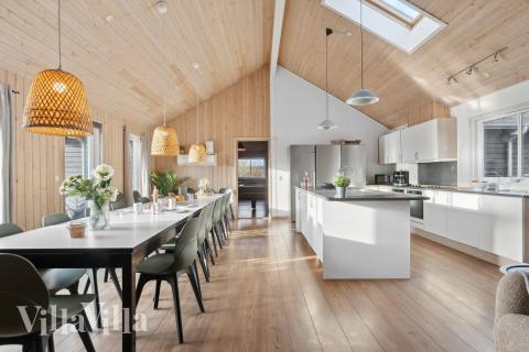 Det stora ljusa vardagsrummet i lyxstuga nr 220 för 20.