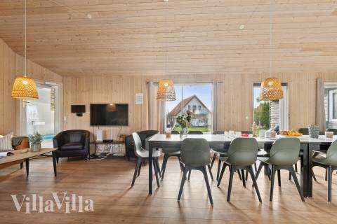 Vardagsrummet i lyxstuga nr. 220 har plats för 20 personer.