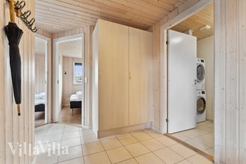 Den rymliga entrén i lyxstuga nr 220 i Fyn och öar