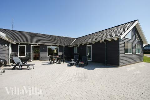 Njut av en grillkväll på terrassen i lyxstuga nr 220 i Fyn och öar