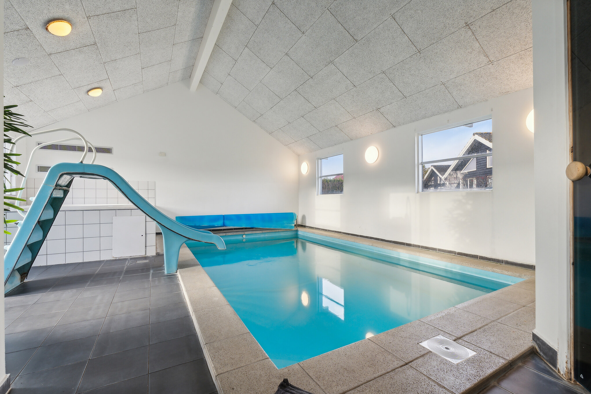 Sommarstuga 221 är inredd med en smakfull poolavdelning som har vattenrutschbana, ett stort inbyggt spapad och bastu
