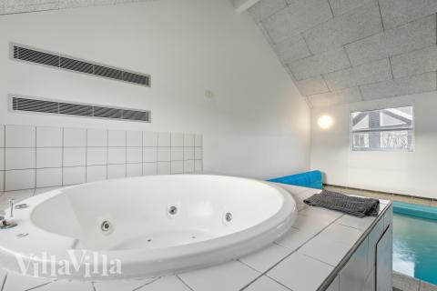 Njut av spabadets värme i lyxstuga nr 221 i Fyn och öar