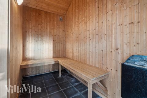 Njut av bastuvärmen i lyxstuga nr 221 för 16 personer