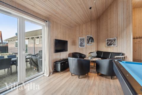 Lyxstuga 221 för 16 personer har ett stort aktivitetsrum med bl.a. biljard och dart