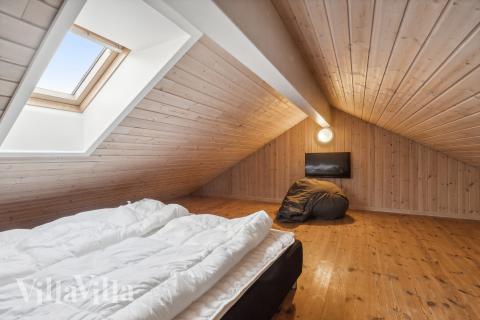 Några av de 16 sovplatserna finns på loftet i lyxstuga nr 221