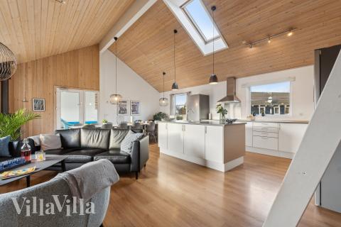 I soffhörnan i lyxstuga 221 i Fyn och öar kan ni spela brädspel eller titta på film tillsammans.