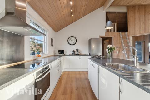 Köket i lyxstuga nr 221 är utrustat så att ni kan laga mat till 16 personer.