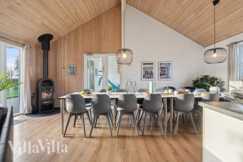 Det stora ljusa vardagsrummet i lyxstuga nr 221 för 16.