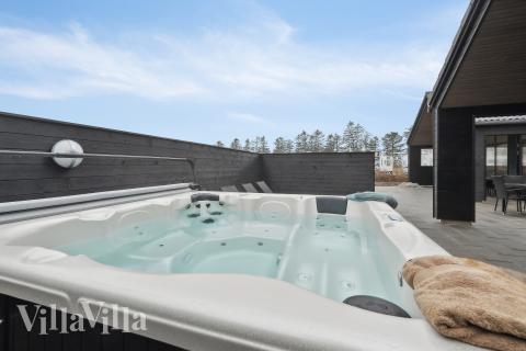 Njut av spabadets värme i lyxstuga nr 630 i Fyn och öar