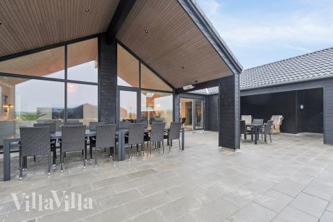 Lyxstuga nr 630 har en härlig terrass med sköna trädgårdsmöbler för 16 personer.