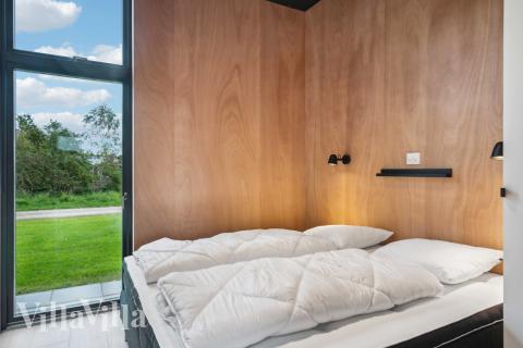 Ett av de 7 utmärkta sovrummen i lyxstuga nr 684 i Limfjorden.