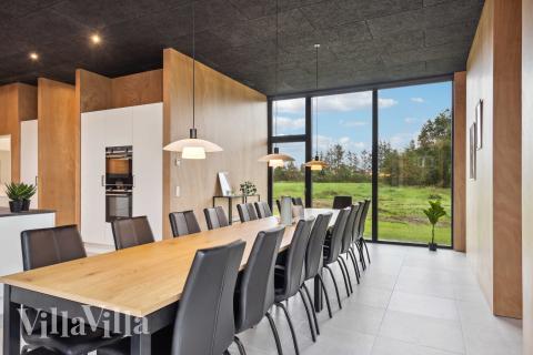 Det stora ljusa vardagsrummet i lyxstuga nr 684 för 18.