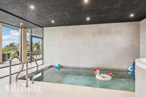 Sommarstuga 684 är inredd med en smakfull poolavdelning som har vattenrutschbana, ett stort inbyggt spapad och bastu