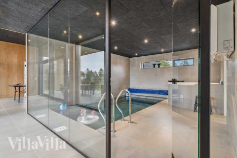 Den härliga poolen i lyxstuga nr 684 för 18 personer