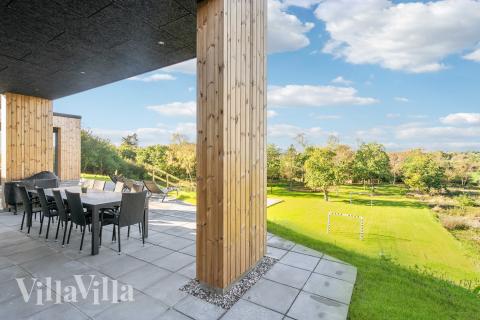 Lyxstuga nr 684 har en härlig terrass med sköna trädgårdsmöbler för 18 personer.