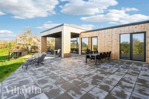 Njut av en grillkväll på terrassen i lyxstuga nr 684 i Limfjorden