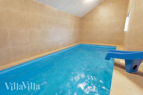 Sommarstuga 662 är inredd med en smakfull poolavdelning som har vattenrutschbana, ett stort inbyggt spapad och bastu