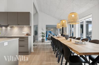 Det stora ljusa vardagsrummet i lyxstuga nr 652 för 20.