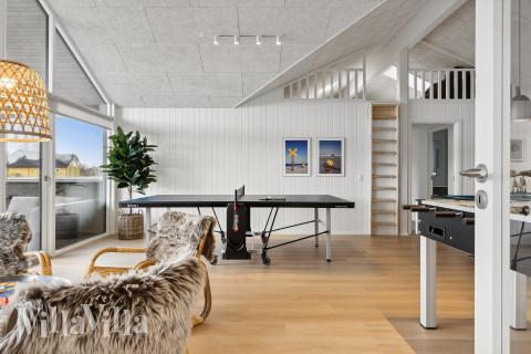 Förutom de många timmar som du kan tillbringa i stugans poolavdelning erbjuder lyxstuga 652 även biljard, bordtennis och dart