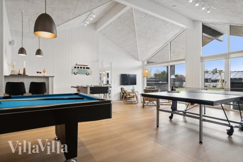 Aktivitetsrum i lyxstuga nr 652 med 8 sovrum och plats för 20 personer.