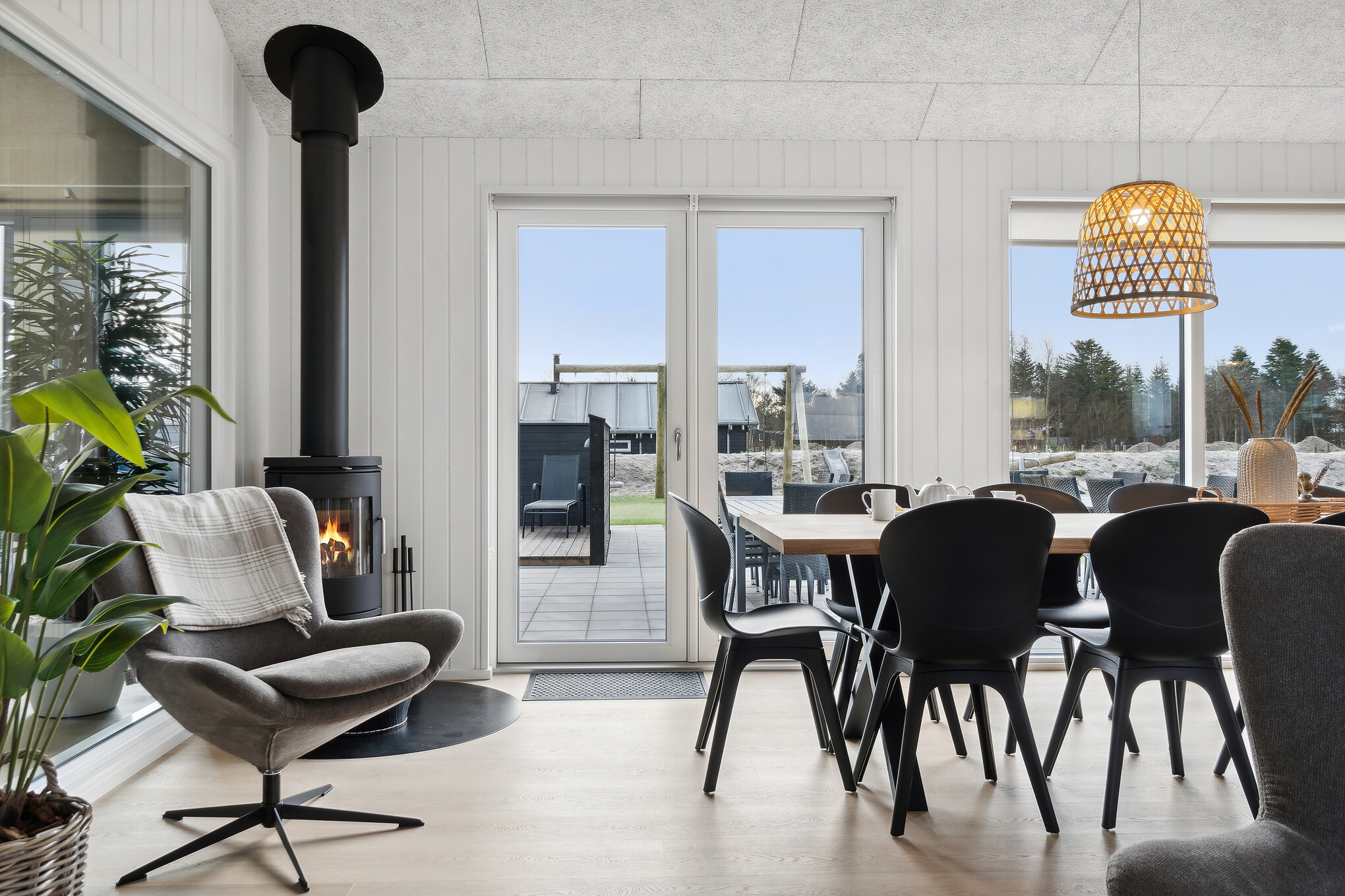 I soffhörnan i lyxstuga 652 i Nordjylland kan ni spela brädspel eller titta på film tillsammans.
