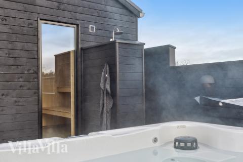 Njut av spabadets värme i lyxstuga nr 652 i Nordjylland