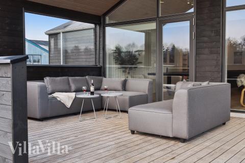 Lyxstuga nr 652 har en härlig terrass med sköna trädgårdsmöbler för 20 personer.