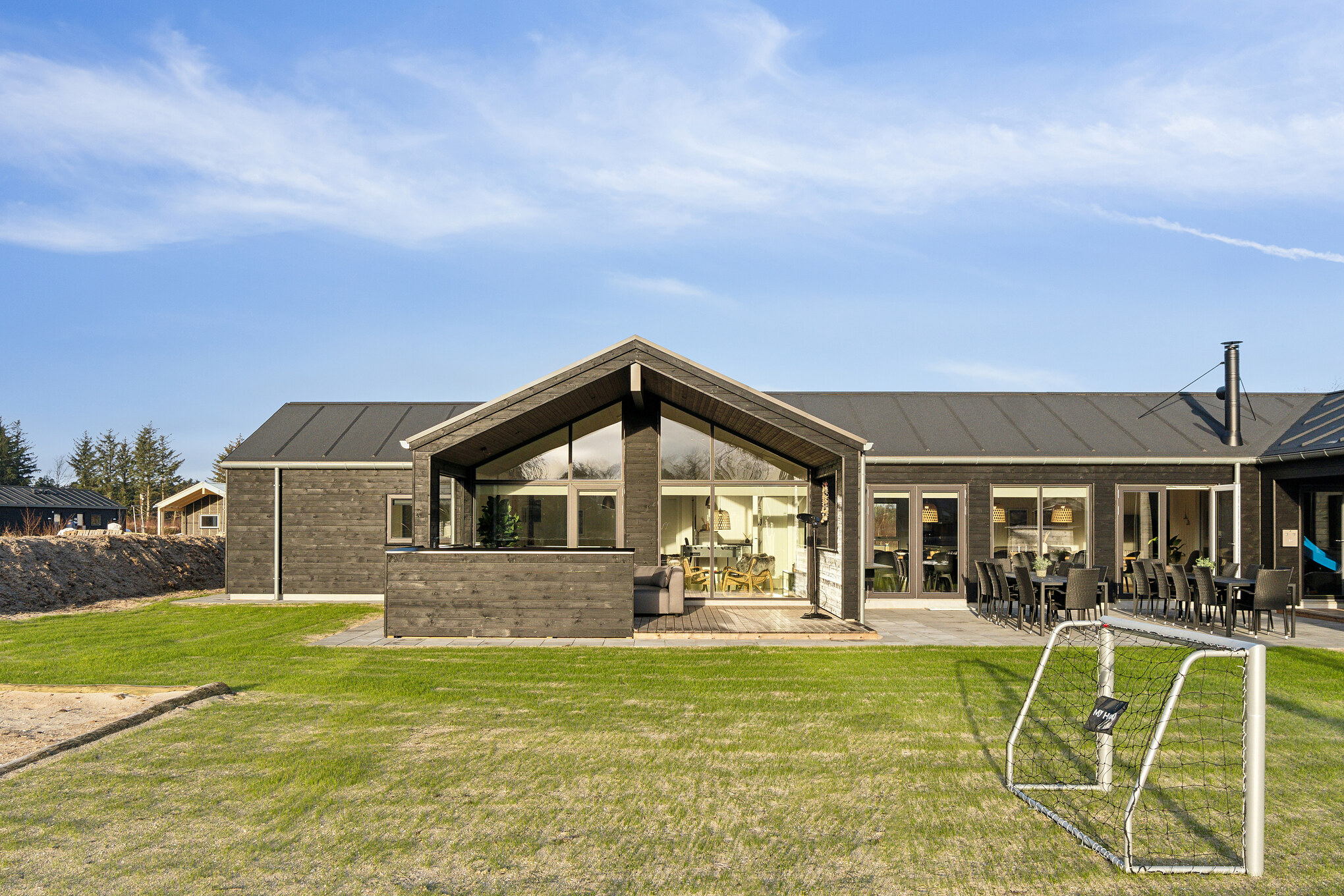 Utomhusaktiviteter kring sommarhus nr 652.