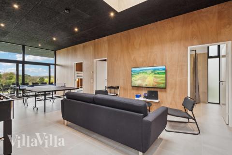 Lyxstuga 684 för 18 personer har ett stort aktivitetsrum med bl.a. biljard och dart