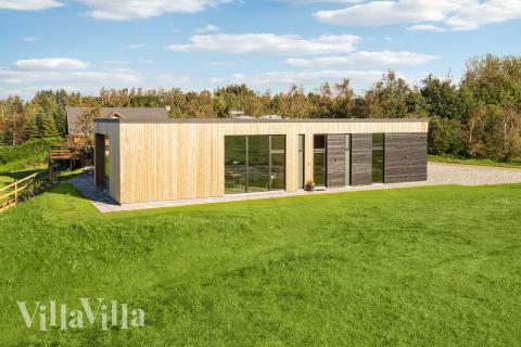 Den praktfulla poolstugan nr 684 med plats för 18 personer ligger i Limfjorden