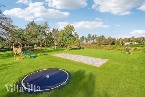 Till den trevliga sommarstugan nr 684 i Limfjorden erbjuds en mängd utomhusaktiviteter, t.ex. lektorn och gungor