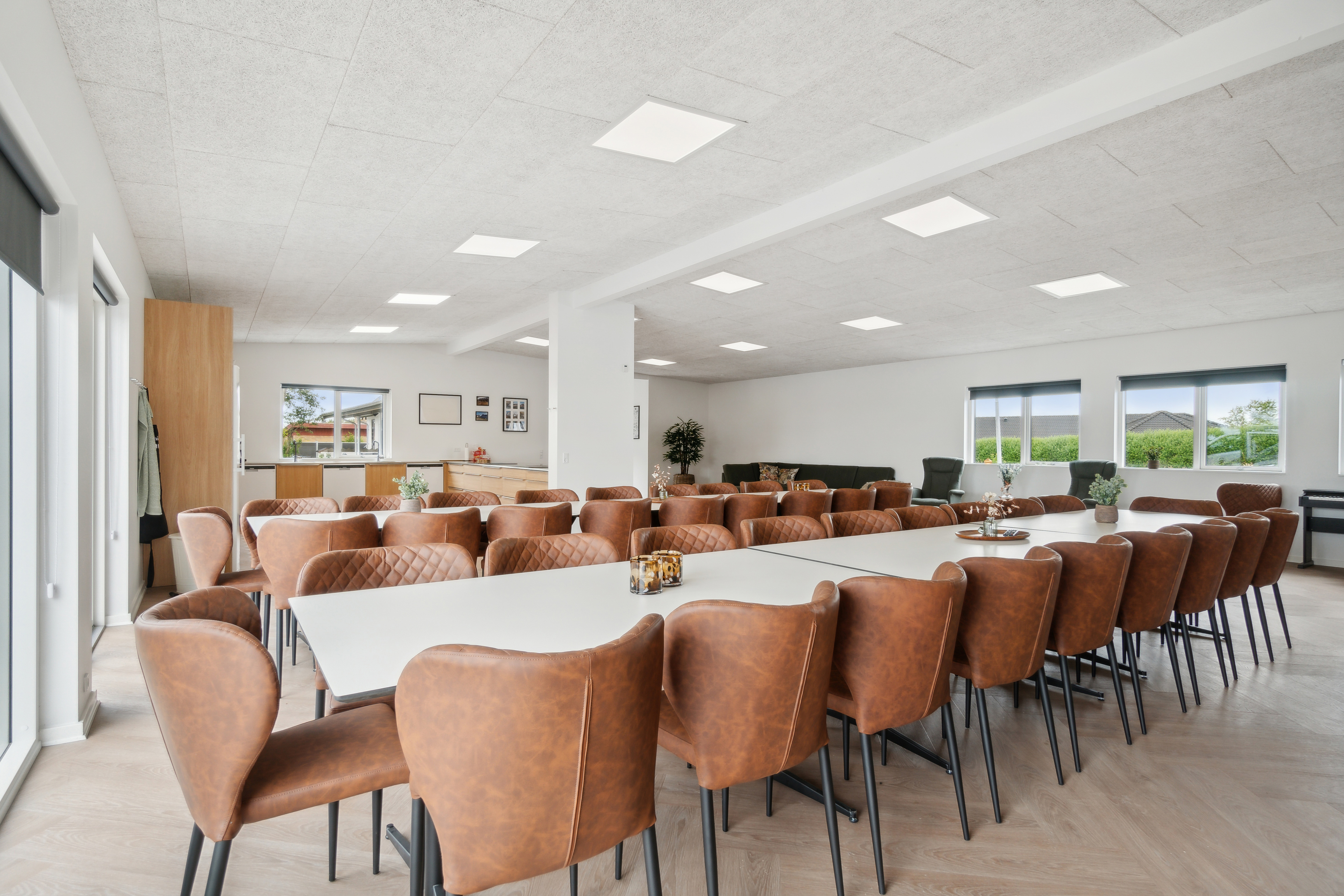 Det stora ljusa vardagsrummet i lyxstuga nr 686 för 32.