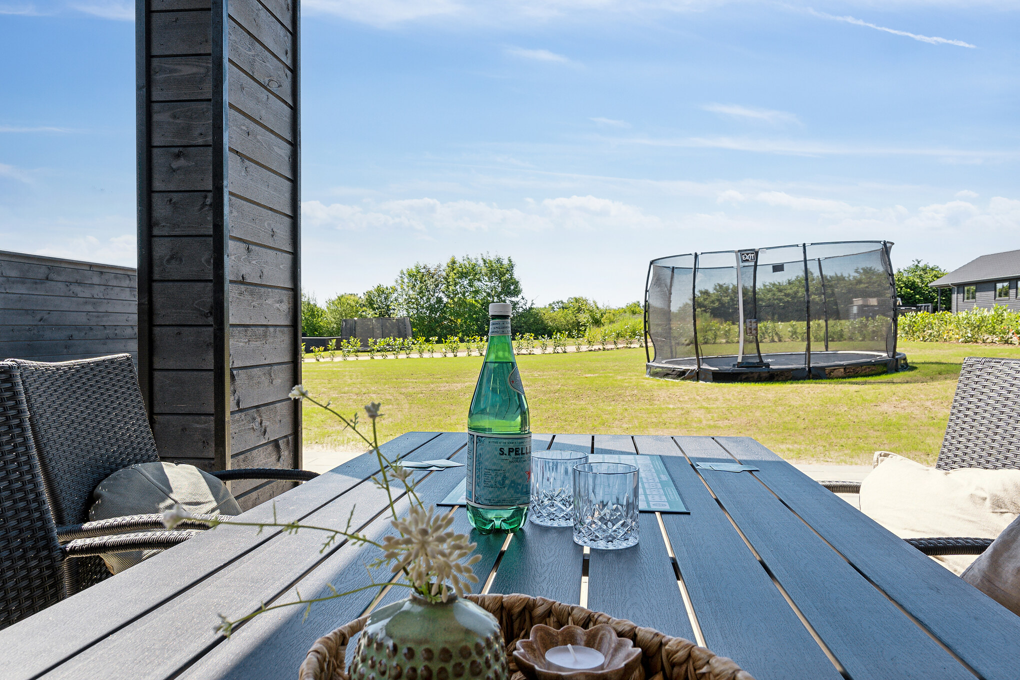 Njut av en grillkväll på terrassen i lyxstuga nr 686 i Limfjorden