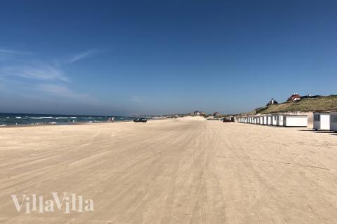 Stranden i närheten av lyxhus 669.