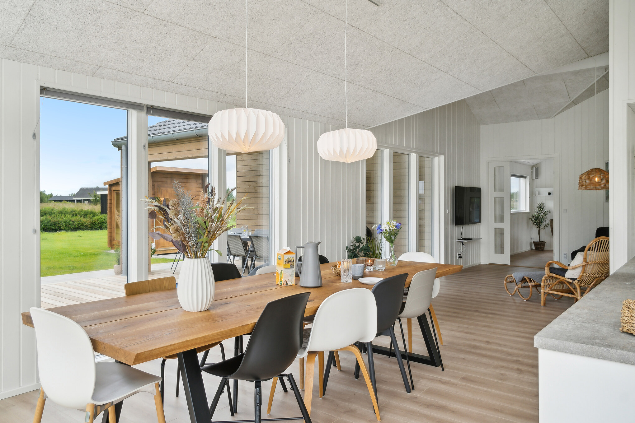 Det stora ljusa vardagsrummet i lyxstuga nr 669 för 10.