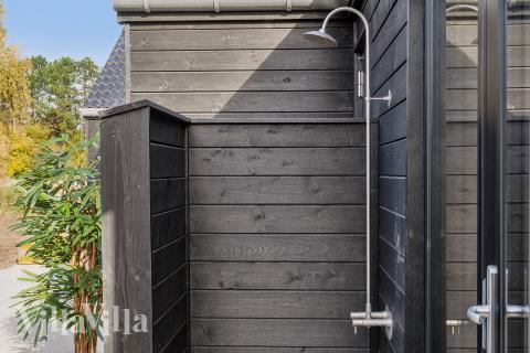 Lyxstuga nr 669 har en härlig terrass med sköna trädgårdsmöbler för 10 personer.