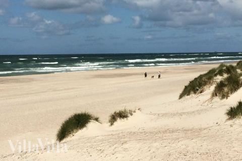 Stranden i närheten av lyxhus 660.