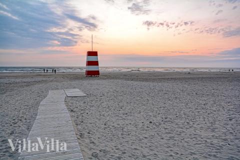 Den vackra stranden i närheten av lyxhus 660 vid Vestjylland.