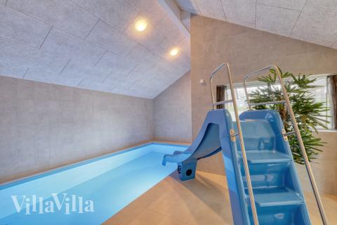 Den härliga poolen i lyxstuga nr 770 för 14 personer