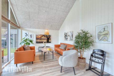 I soffhörnan i lyxstuga 770 i Tyskland kan ni spela brädspel eller titta på film tillsammans.